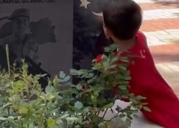 3 yaşındaki Sezer, adını aldığı şehit amcasının mezarını öpüp, suladı