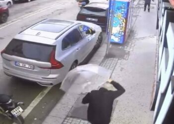 Rüzgarda patlayan camın parçaları başına düştü; o anlar kamerada