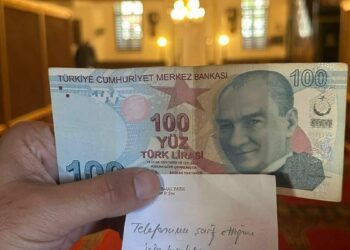 Camide namaz kılarken telefonunu şarj etti, not yazıp 100 TL bıraktı