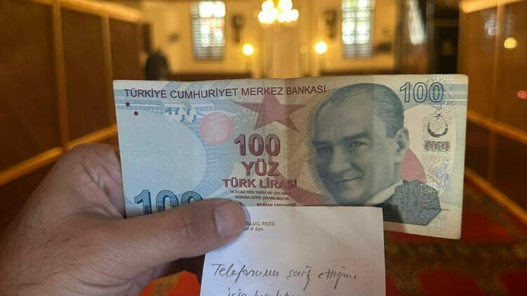 Camide namaz kılarken telefonunu şarj etti, not yazıp 100 TL bıraktı