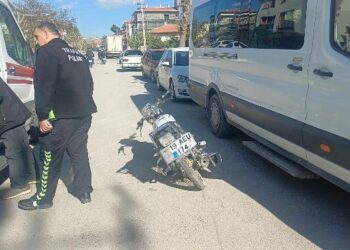 Polisten kaçan motosiklet sürücüsü kaza yaptı; 2 yaralı