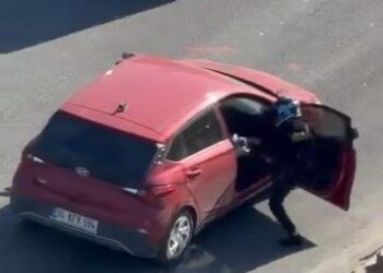 Çekmeköy’de tekmeli yol verme kavgası kamerada