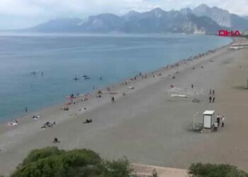 Antalya'da sıcak havayı fırsat bilenler sahile akın etti