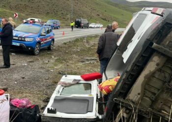 Muş’ta yolcu minibüsü dere yatağına yuvarlandı: 16 yaralı