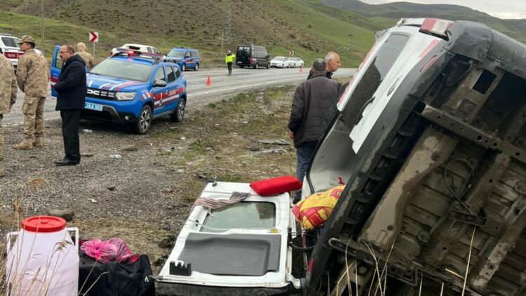 Muş’ta yolcu minibüsü dere yatağına yuvarlandı: 16 yaralı