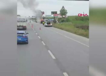 Seyir halindeki hafif ticari araçta çıkan yangın söndürüldü