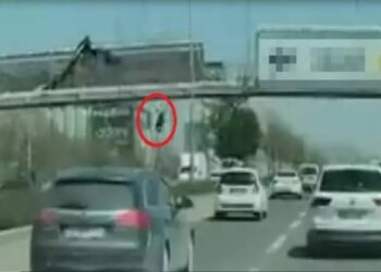 Afiş asarken üst geçitten düşen ve otomobil çarpan işçi, son yolculuğuna uğurlandı