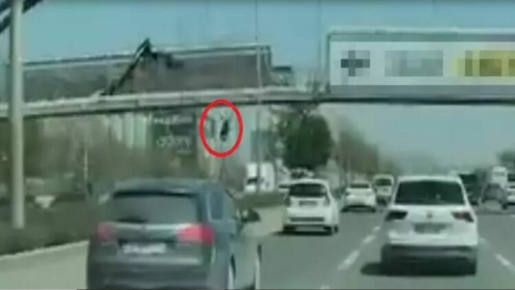 Afiş asarken üst geçitten düşen ve otomobil çarpan işçi, son yolculuğuna uğurlandı