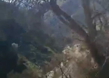 Bahçesaray’da mahalle yoluna inen heyelan kamerada