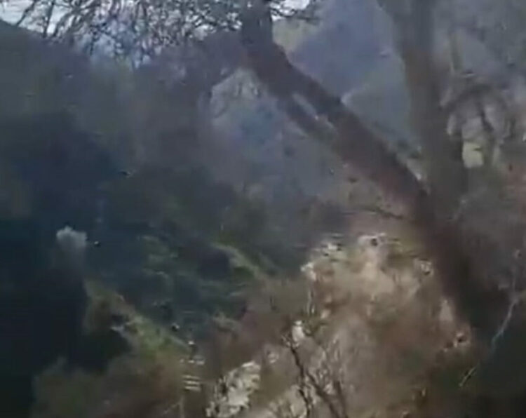 Bahçesaray’da mahalle yoluna inen heyelan kamerada