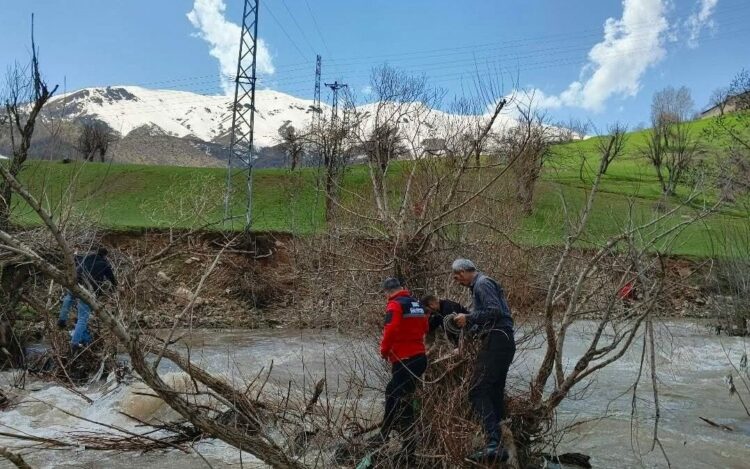 Şemdinli'de dereye düşen 8 yaşındaki Osman için arama çalışması başlatıldı