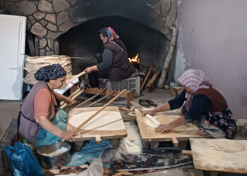 Depremzede kadınlar yufka ekmek ile aile ekonomilerine katkı sağlıyor