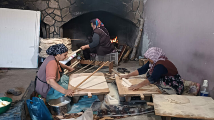 Depremzede kadınlar yufka ekmek ile aile ekonomilerine katkı sağlıyor