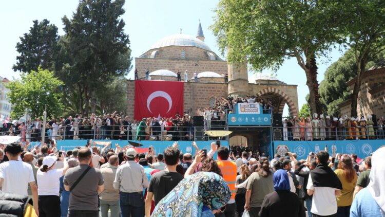 10 ton mesir macunu 20 dakikada saçıldı