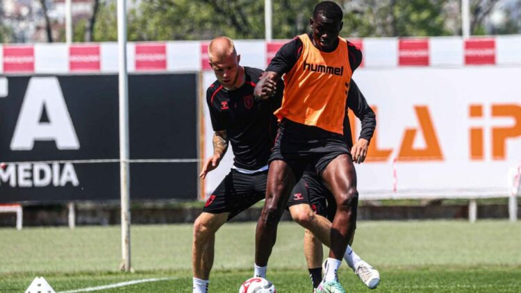 Samsunspor, Corendon Alanyaspor maçının hazırlıklarını tamamlayarak Antalya’ya hareket etti