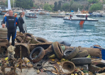Denizden 5 ton atık çıkarıldı