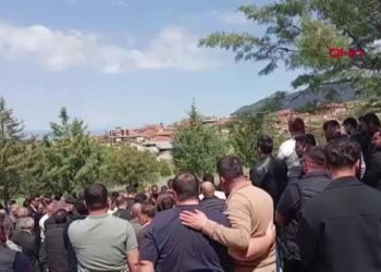 Gelin çiçeğini, oğlunun mezarının başına koydu