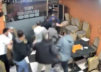 Sultangazi’de araçtan çıkan yüksek ses müzik kahvehanenin camını titretti; müşteriler deprem sanıp kaçtı