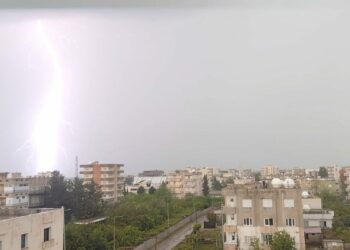 Silopi’de yıldırım düşme anları kamerada