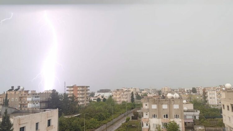 Silopi’de yıldırım düşme anları kamerada