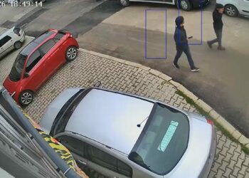 Kontak anahtarı üzerinde bırakılan kargo aracını çalan 2 şüpheli takiple yakalandı