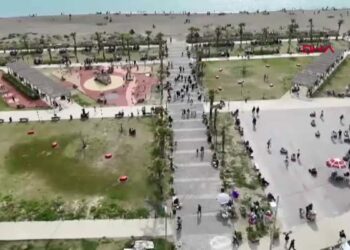 Hataylılar güneşin keyfini sahilde çıkardı