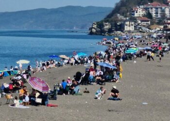 Düzce’de plajda hafta sonu yoğunluğu