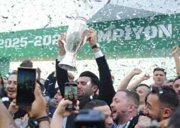 Bursaspor, şampiyonluk kupasını törenle aldı