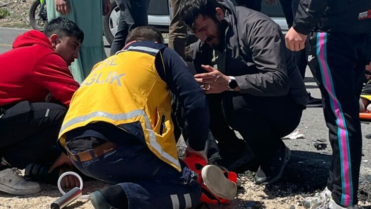 Niğde'de iki motosiklet kafa kafaya çarpıştı: 2 yaralı