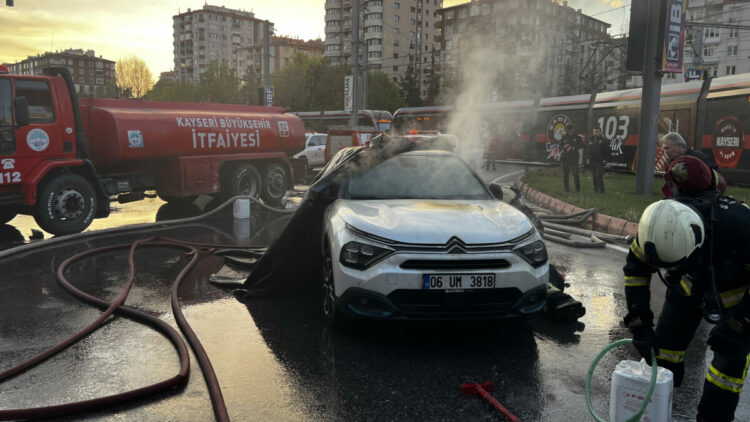 Kayseri’de elektrikli otomobil seyir halindeyken alev aldı
