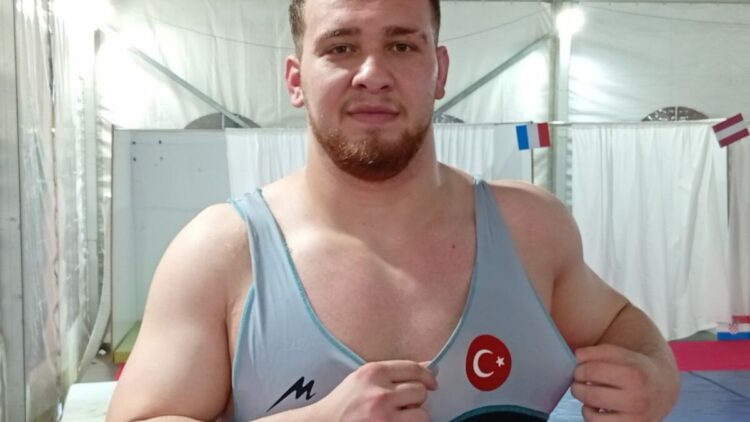 Milli güreşçi Hakan Büyükçıngıl, 125 kiloda Avrupa üçüncüsü oldu