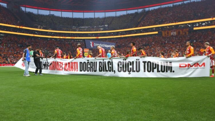 Derbi maçta 'Dezenformasyona Kırmızı Kart' mesajı