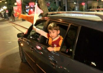 Galatasaray taraftarları, derbi galibiyetini Kızılay Meydanı'nda kutladı
