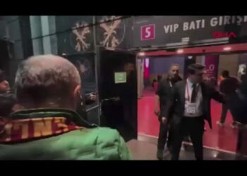 Osimhen, minik İkra'yı sevindirdi