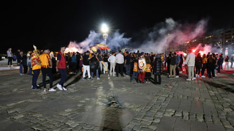 Galatasaray’ın derbi galibiyeti İzmir’de coşkuyla kutlandı