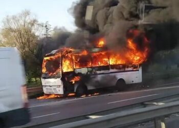 Bayrampaşa’da servis midibüsü alev alev yandı
