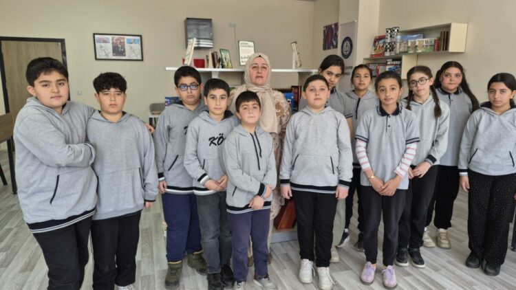 Depremde kaybettiği kızı ve damadı için kütüphane kurdu