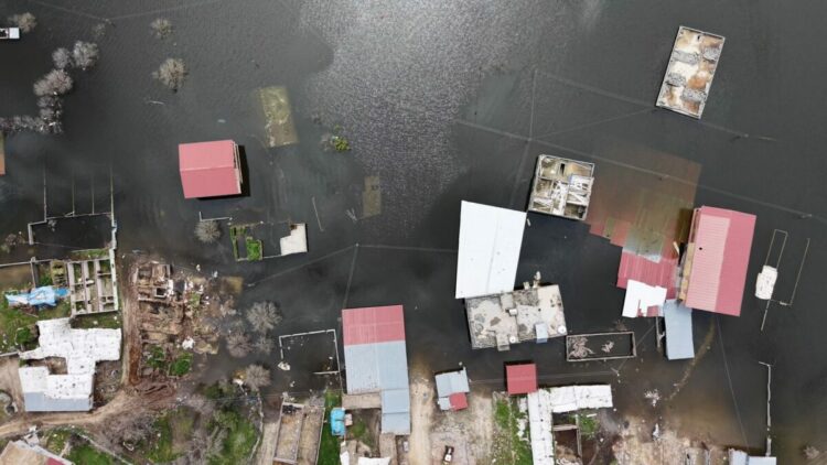 Baraj kapakları açıldı, boşaltılan 10 ev su altında kaldı