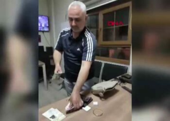 Emekli polis, bulduğu çantayı sahibine teslim etti