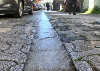 Ataşehir’de şebeke suyunu taşıyan boru patladı; 1 haftadır akıyor parası bizden çıkıyor