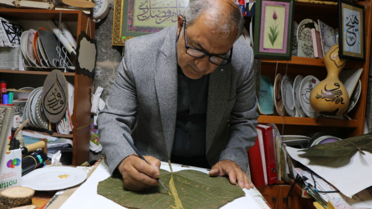 Yurt dışından getirttiği özel yapraklara sanatını işliyor