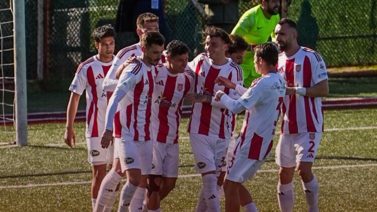 Karşıyaka ile Ayvalıkgücü tur için sahada