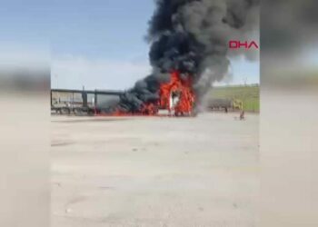 Park halindeki TIR yandı