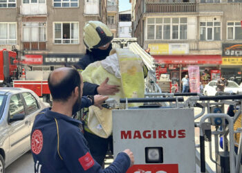 Binanın bodrum katında çıkan yangında 5 kişi dumandan etkilendi