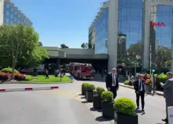 Beşiktaş'ta 20 katlı otelde yangın paniği - 1