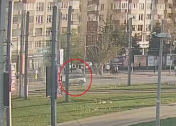 Alev alan elektrikli otomobile yangın battaniyesiyle müdahale kamerada