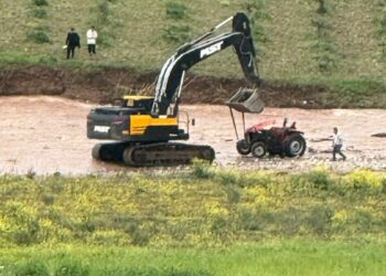 Debisi yükselen çayda traktörüyle mahsur kaldı