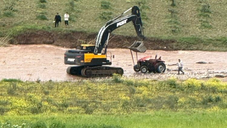 Debisi yükselen çayda traktörüyle mahsur kaldı