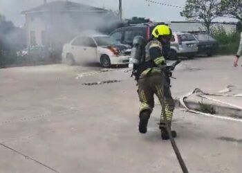 Hastane otoparkındaki otomobil yandı