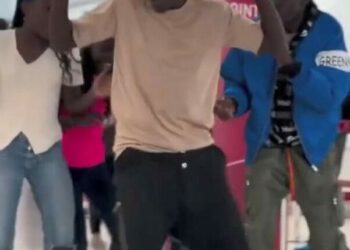 Ugandalı dans grubundan İstanbul Havalimanı'nda renkli gösteri